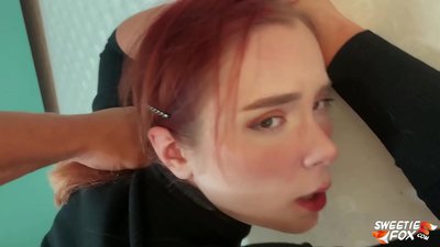 Mann in den Mund gefickt und Pussy gehorsam rothaarige Skimpy und Sperma auf Titten